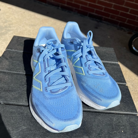 New balance women’s sneaker in size 8.5 - Picture 1 of 11